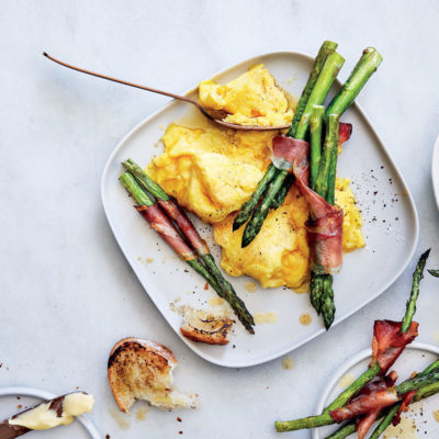 Easy folded eggs with asparagus soldiers