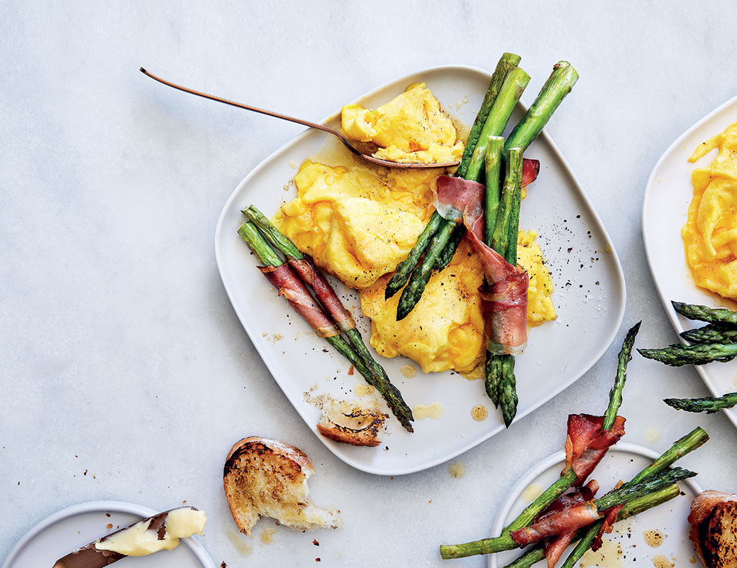 Easy folded eggs with asparagus soldiers