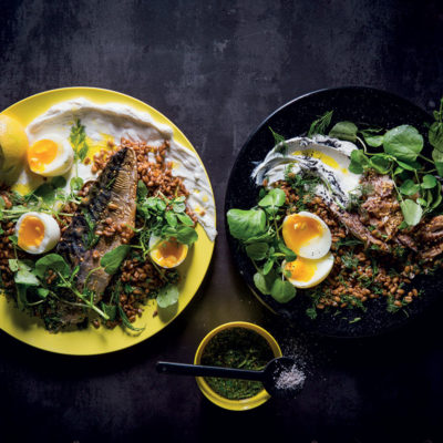 Warm spelt salad with soft-boiled eggs, peppered smoked mackerel, goat's cheese and Pink Lady vinaigrette