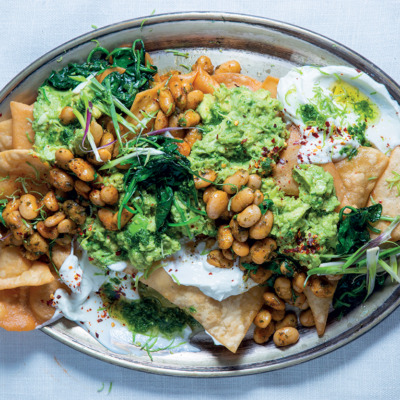 Green nachos with spiced beans