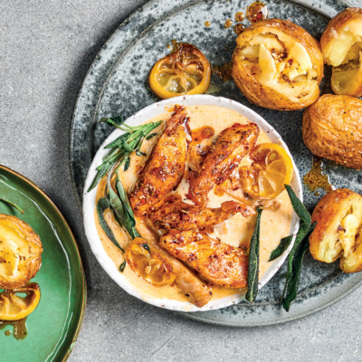 Mini chicken fillets with lemon, garlic and cream sauce and ovenbaked potatoes