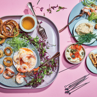 Seafood platter with onion rings