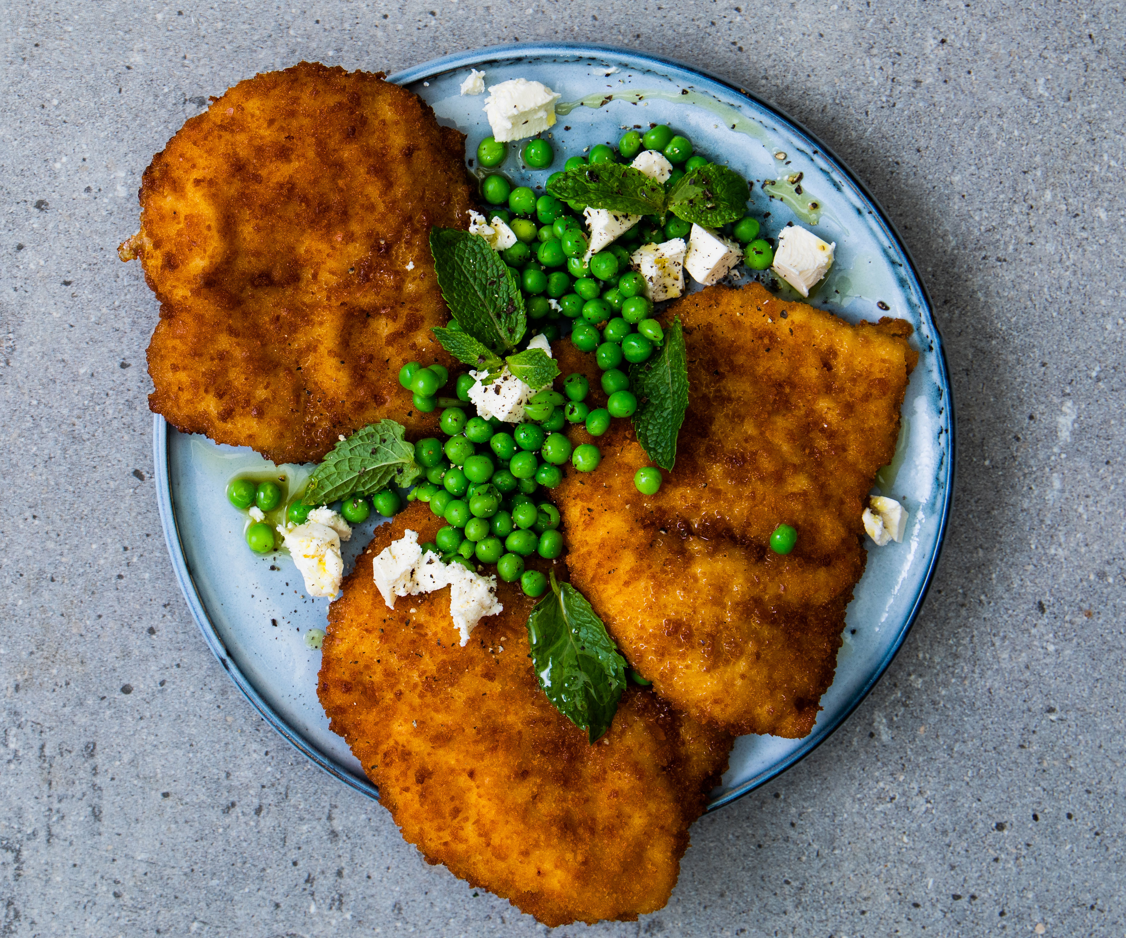 Chicken schnitzels with peas