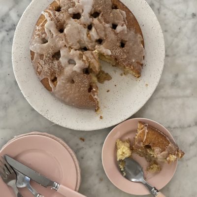 Cinnamon bun poke cake