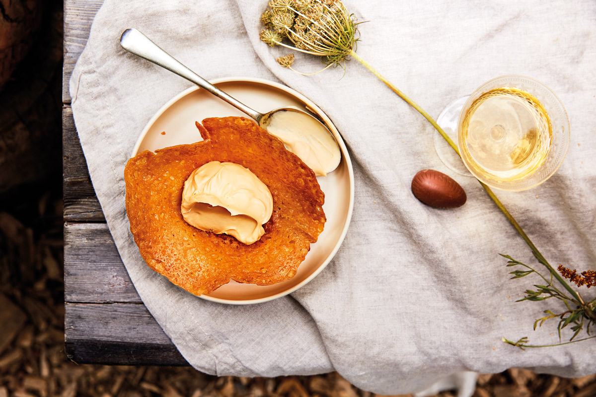 Brandy-snaps-with-caramel-cream