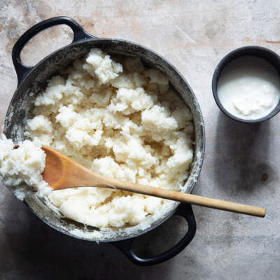 Umvubo/phuthu (crumbly pap and amasi)