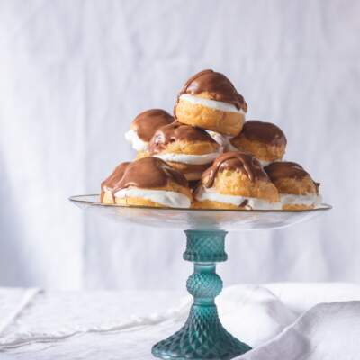 Chocolate éclairs with cream