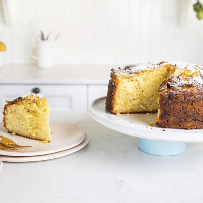 Apple-and-yoghurt cake