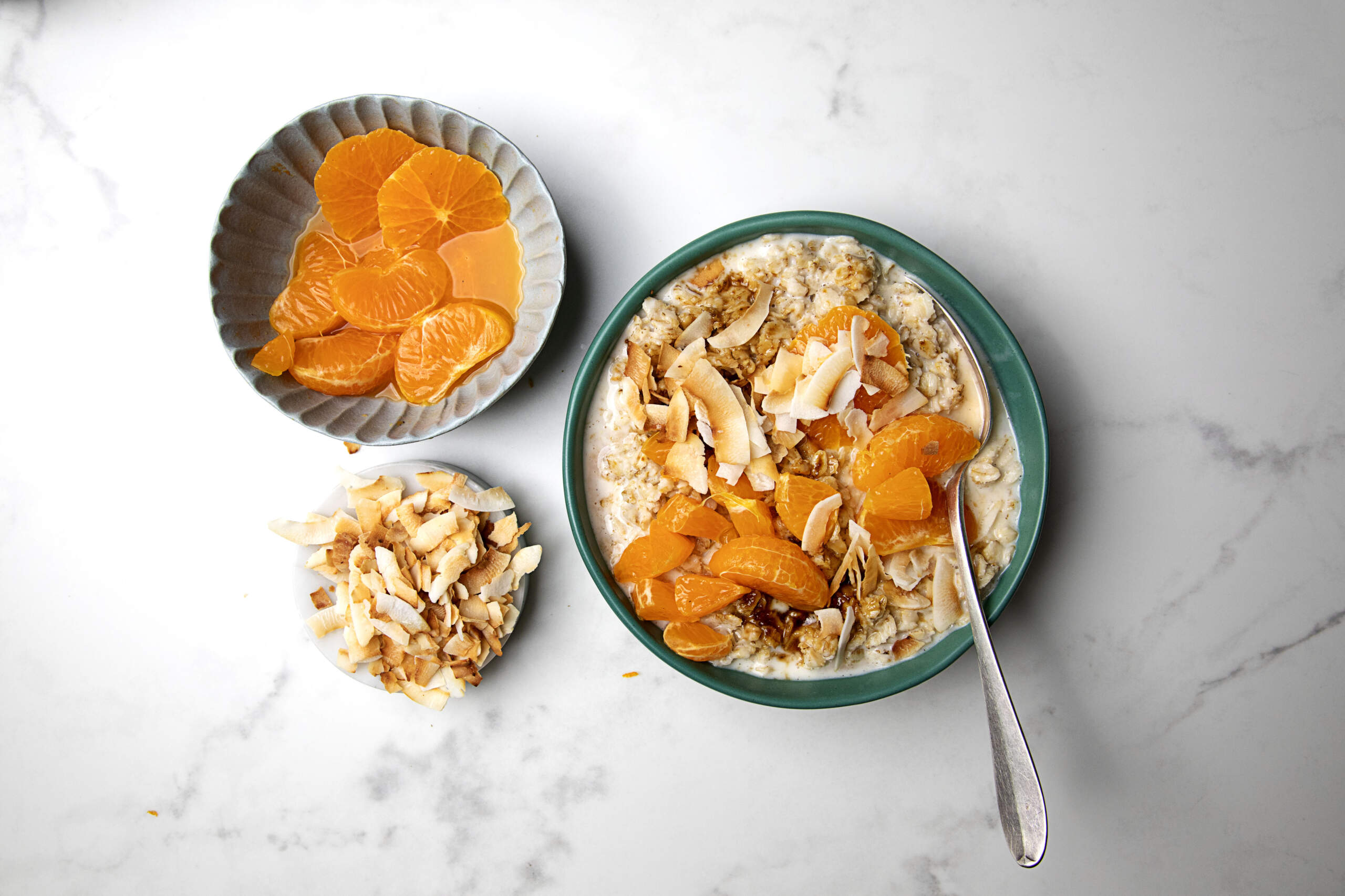 Vegan-oats-with-fresh-ClemenGolds-and-coconut