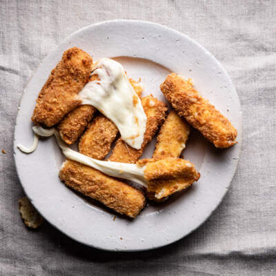 Crispy mozzarella sticks