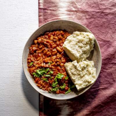 Ujeqe nobhonsisi (steamed bread with sugar beans)