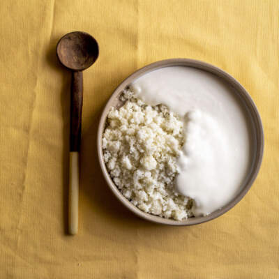 Umphokoqo namasi (crumbly pap and amasi)