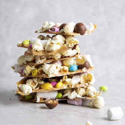 Chocolate bark with popcorn