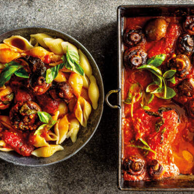 Pasta with traybake tomato-mushroom sauce