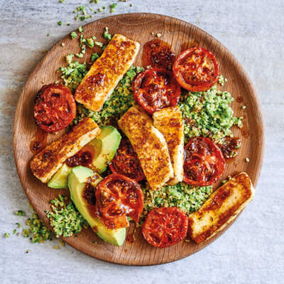 Broccoli and bulgur wheat with spicy halloumi