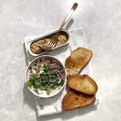 Grilled mackerel toast with parsley salad