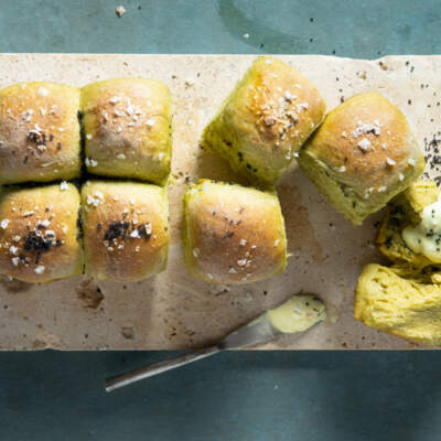 Spinach dinner rolls