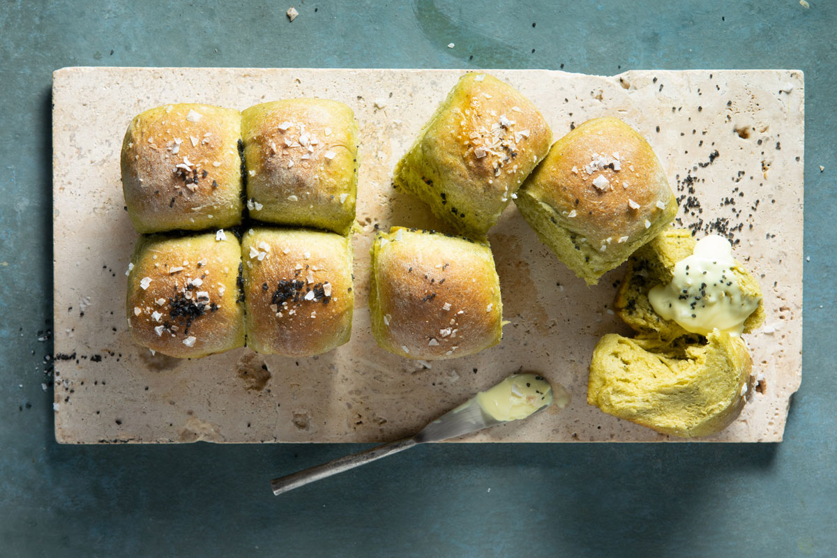 Spinach dinner rolls