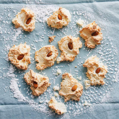 Crunchy coconut macaroons