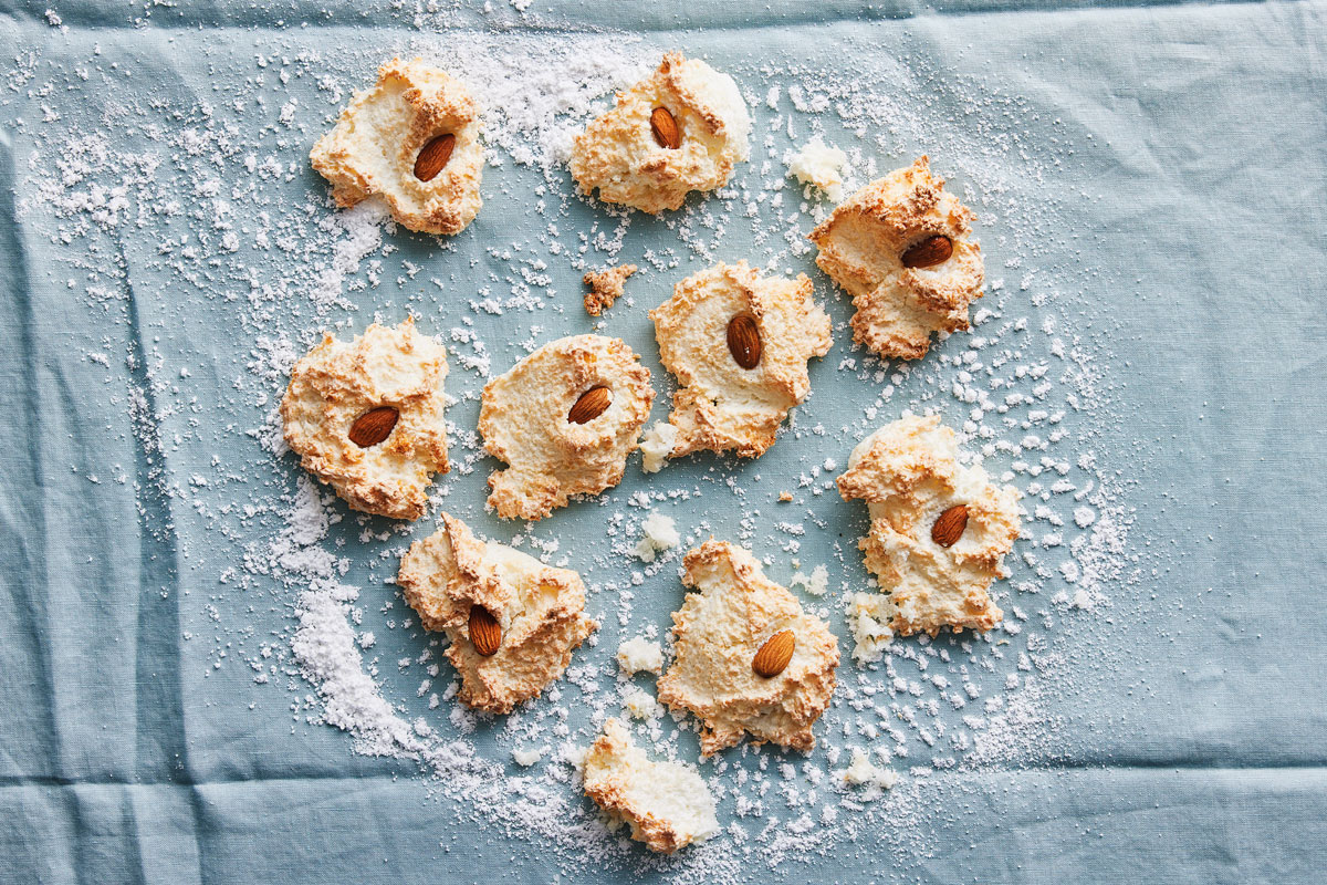 Crunchy coconut macaroons