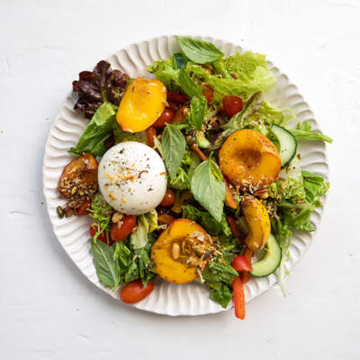 Grilled peach and burrata salad