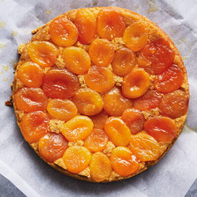 Upside-down apricot cake