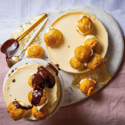 Baked cheesecake topped with éclairs