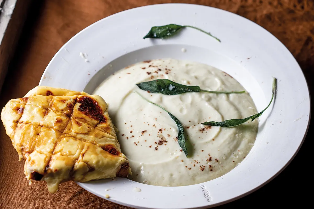 Cauliflower soup with Welsh rarebit