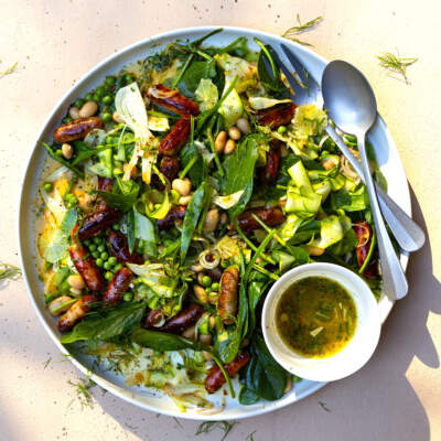 Green salad with chipolatas