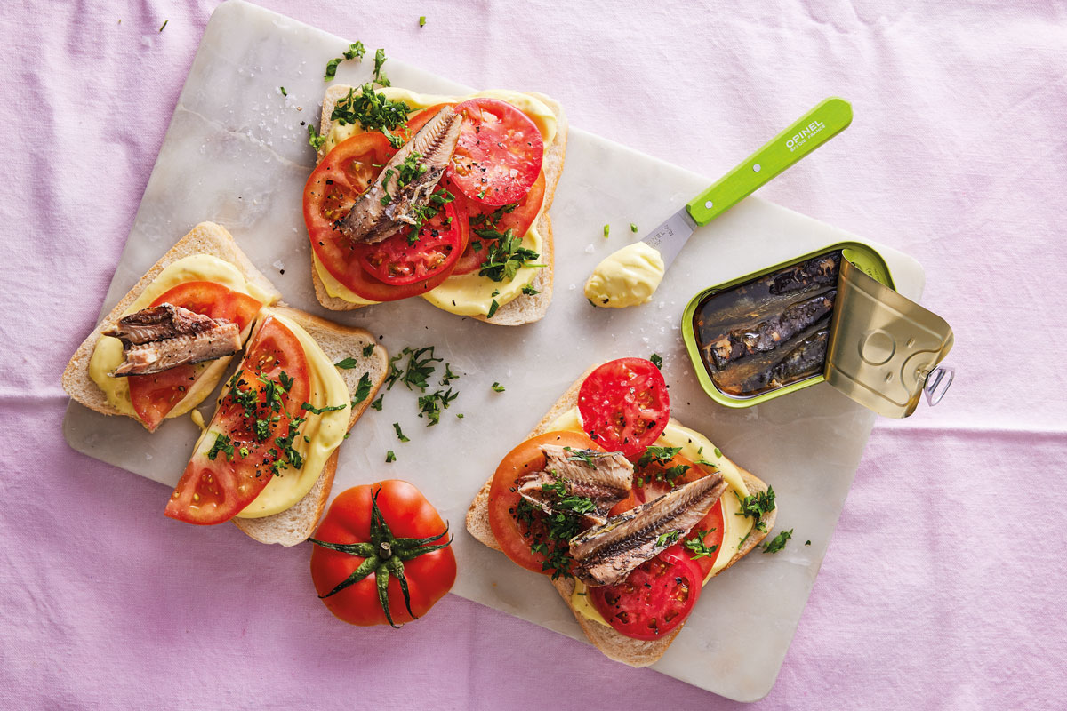 RIPE TOMATO OPEN SARMIES WITH MAYO AND SARDINES