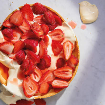 Strawberry tart with lemon posset