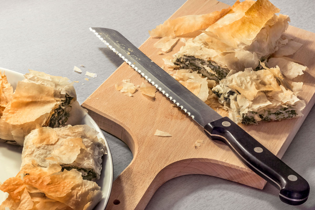 serrated-pastry-knife