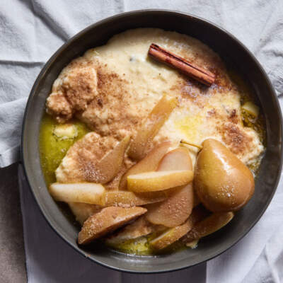 Melkkos with cinnamon-poached pears